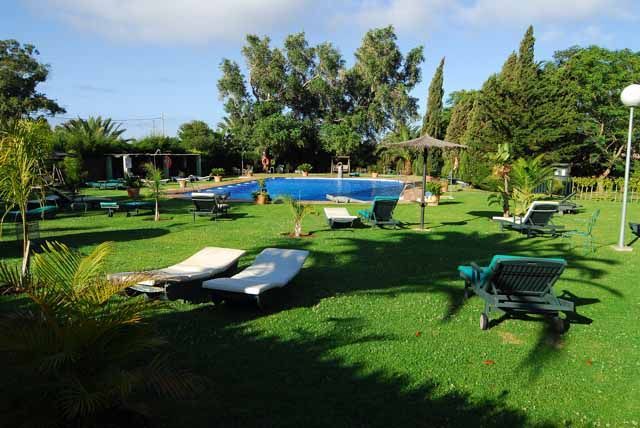 Hotel Punta Sur, a 6km de Tarifa y cerca de las mejores playas de la zona, es un oasis de tranquilidad y bienestar, con habitaciones espléndidas, un restaurante excelente, una gran piscina y jardines exuberantes.