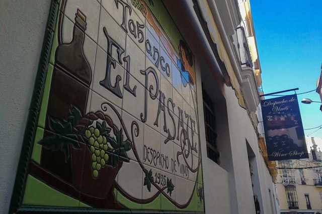 Tabanco El Pasaje es uno de esos rincones que plasman la cultura y tradición de una ciudad, de la gente de Jerez de la Frontera... El despacho de vinos más antiguo de la zona, es un sitio singular y único donde podrás disfrutar de excelentes vinos, tapas típicas y espectáculos flamencos diarios.