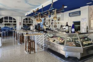 Casa Bernardo es una espectacular cervecería y marisquería situado junto a la Playa en la segunda pista de la Barrosa en Chiclana de la Frontera.
