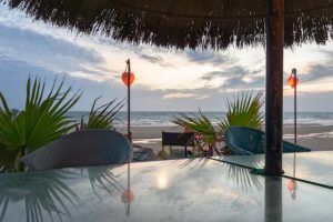 Ajedrez Beachclub es un exclusivo restaurante ubicado en primera linea de la playa de las tres piedras de Chipiona. Cocina mediterránea y asiática.