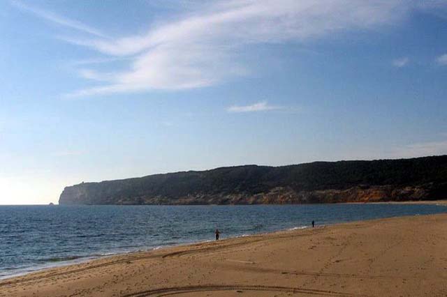 La Playa del Faro de Trafalgar, situada dentro del entorno de Caños de Meca, cuenta con una extensa franja de arena dorada y aguas muy claras.