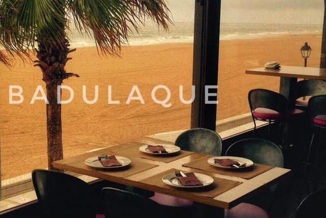 En el Restaurante Badulaque podrás disfrutar de una excelente cocina local e internacional desde su balcón a pie de la Playa de la Costilla de Rota.