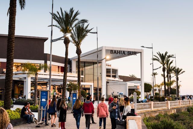 Bahía Sur es tu centro comercial frente a la Bahía de Cádiz. Más de 90 tiendas y restaurantes en un lugar privilegiado, El Parque Natural Bahía de Cádiz.