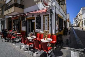 El Volapié es un coqueto bar familiar situado en pleno centro de Chipiona donde puedes disfrutar de los productos de la tierra y los guisos tradicionales