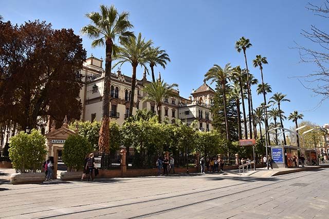 Fachada frontal del Hotel Alfonso III en Sevilla