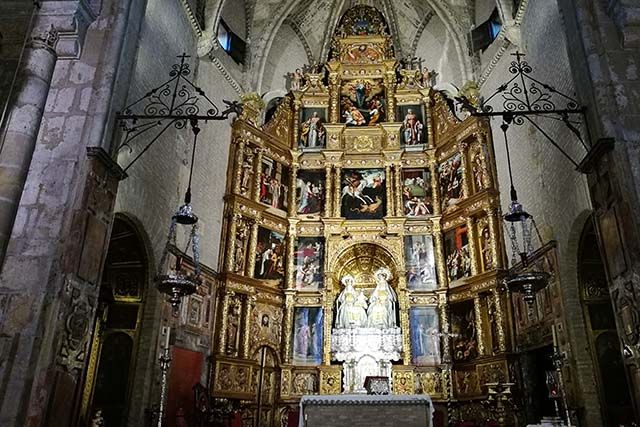 retablo mayor en madera dorada en la parroquia de santa ana